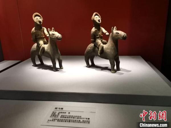 图为在现场展出的“骑马俑”。　赵晓 摄