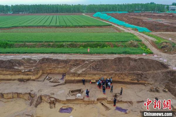 据了解，遗址(墓地)所处区域为河畔滩地，现在南部因动土施工，形成二级台阶，北部仍为平整的农田。　韩春义 摄